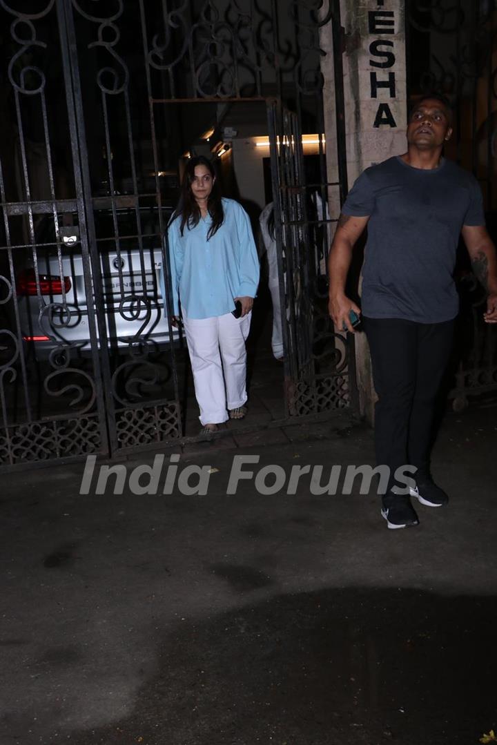 Alvira Khan Agnihotri arrive for Malaika Arora's father Anil Mehta's last rites