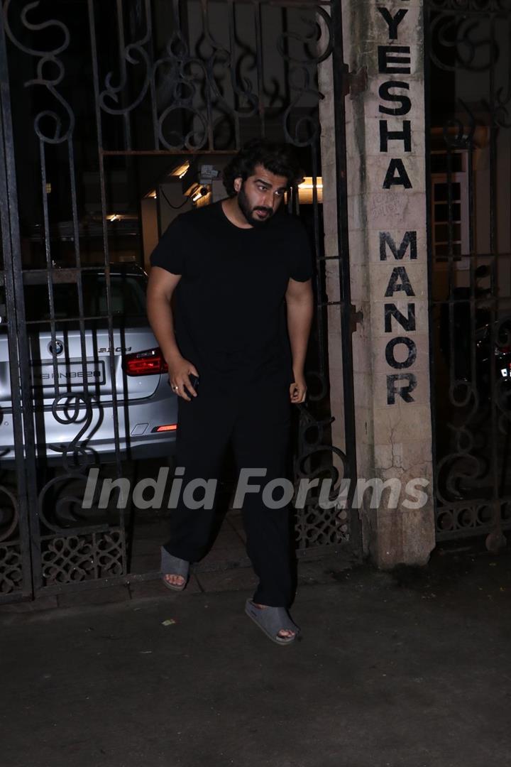 Arjun Kapoor arrive for Malaika Arora's father Anil Mehta's last rites