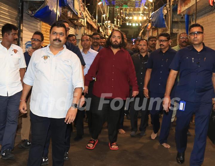 Anant Ambani and other celebs snapped at Lalbaugcha Raja