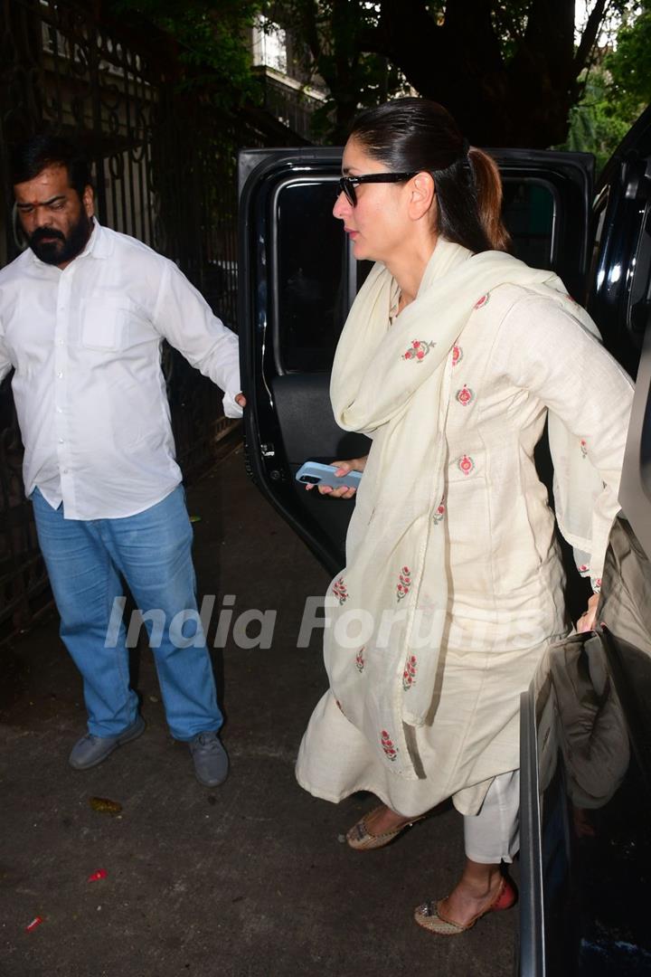 Kareena Kapoor snapped outside Malaika Arora’s father’s house