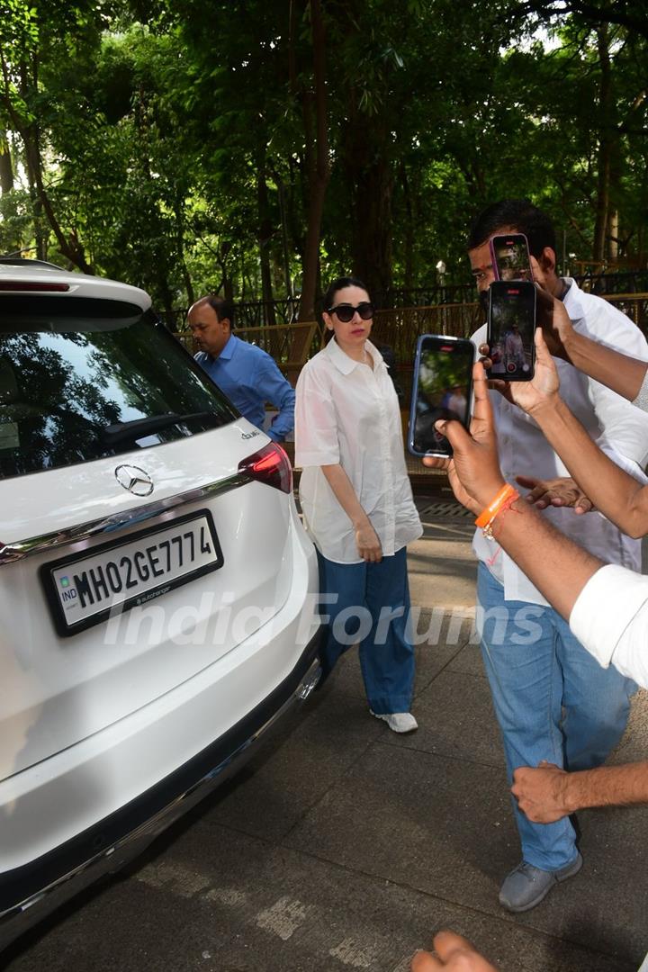 Karisma Kapoor snapped outside Malaika Arora’s father’s house