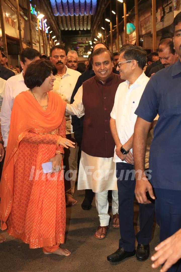 Mukesh Ambani snapped at Lalbaugcha Raja