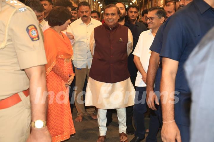 Mukesh Ambani snapped at Lalbaugcha Raja