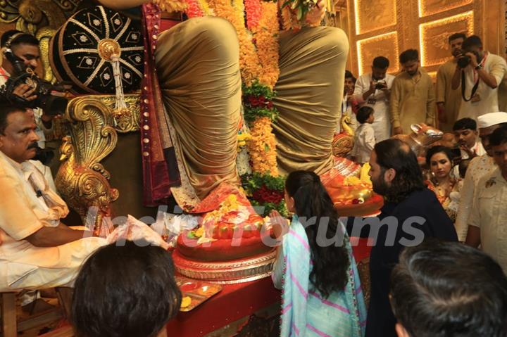 Anant Ambani and Radhika Merchant snapped at Lalbaugcha Raja