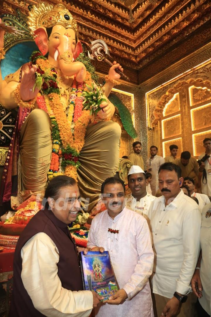 Mukesh Ambani snapped at Lalbaugcha Raja