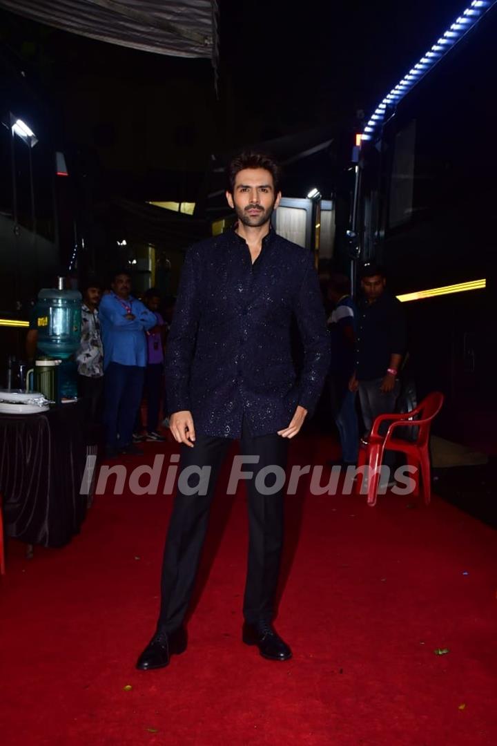 Kartik Aaryan snapped promoting their Upcoming film 'Bhool Bhulaiyaa 3'