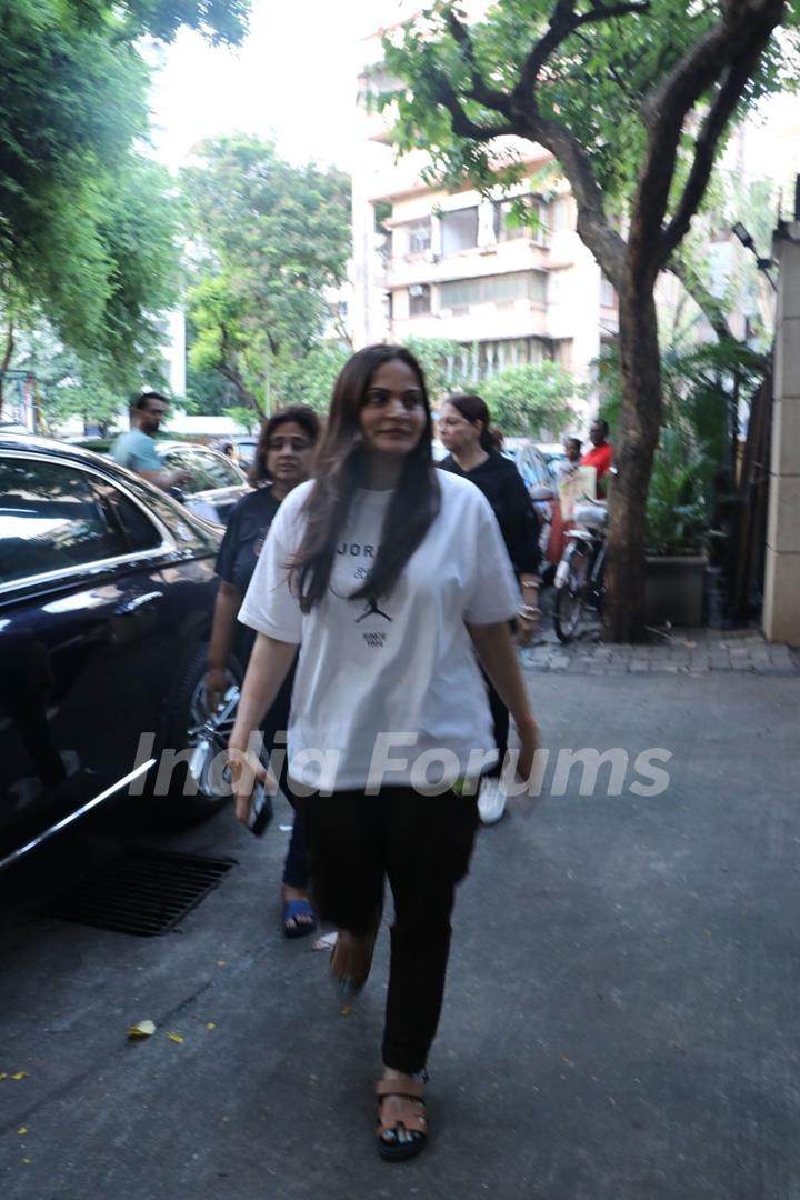 Alvira Khan Agnihotri snapped outside Malaika Arora’s father’s house in Bandra