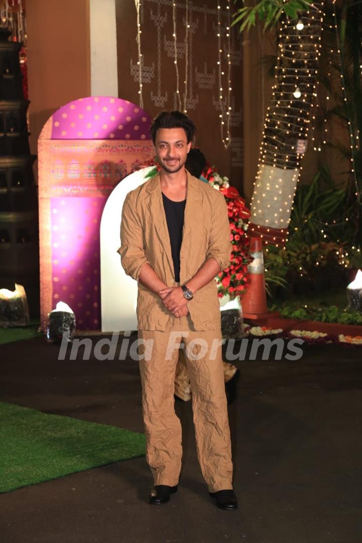 Aayush Sharma snapped at CM’s residence for Ganpati Darshan