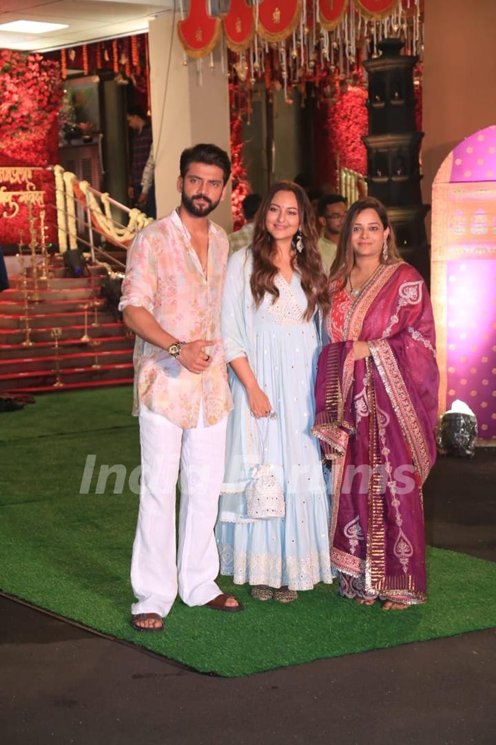 Sonakshi Sinha and Zaheer Iqbal snapped at CM’s residence for Ganpati Darshan