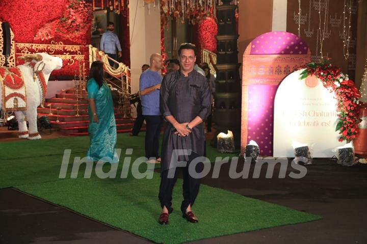 Madhur Bhandarkar snapped at CM’s residence for Ganpati Darshan