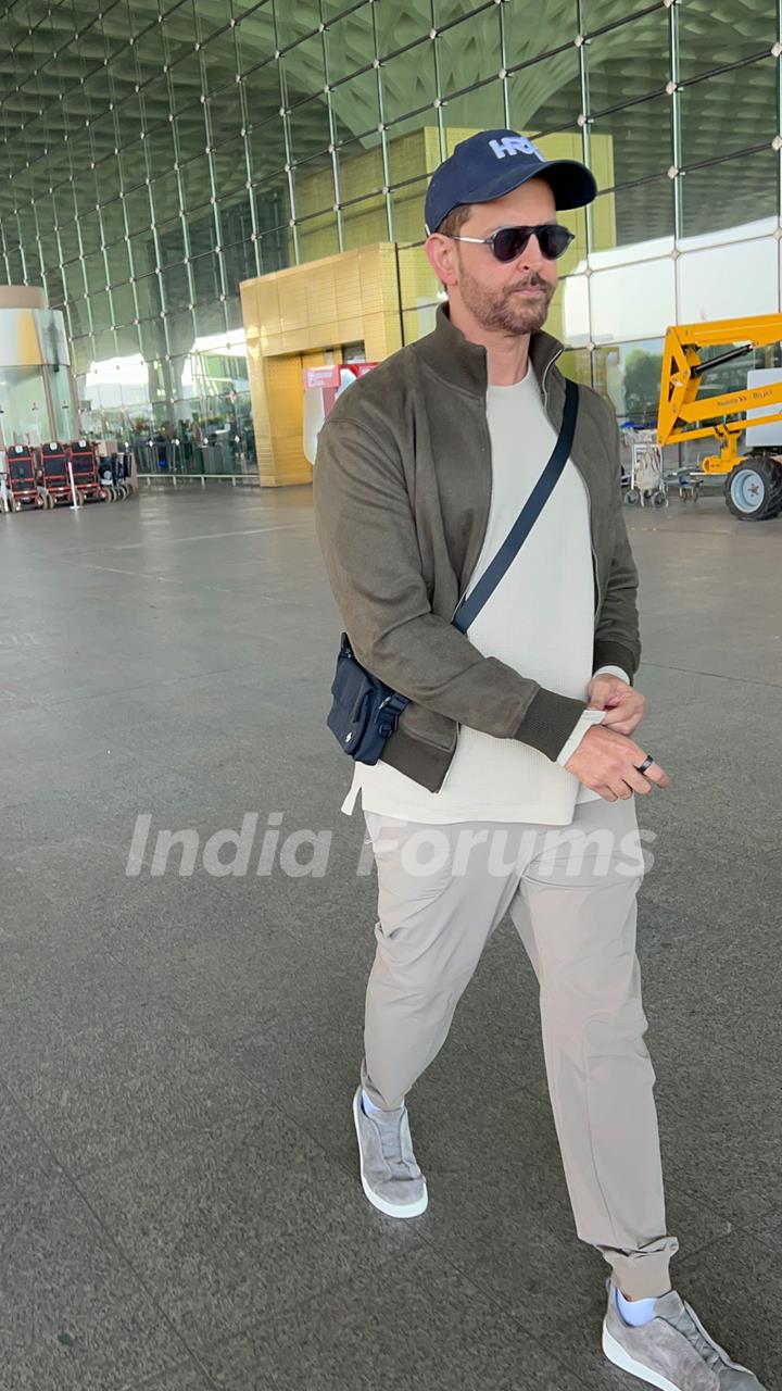 Hrithik Roshan snapped at the airport