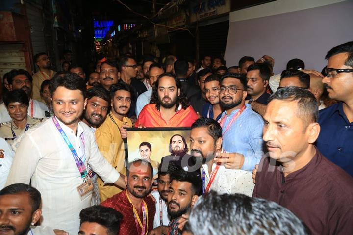 Anant Ambani snapped at Mumbai Cha Raja Ganesh Galli