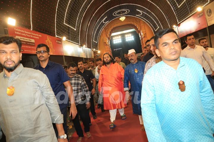 Anant Ambani snapped at Lalbaugcha Raja