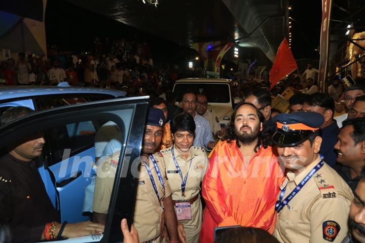 Anant Ambani snapped at Mumbai Cha Raja Ganesh Galli