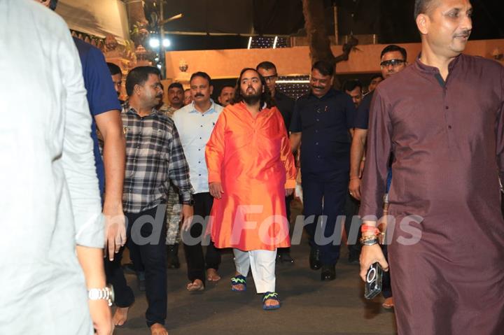 Anant Ambani snapped at Mumbai Cha Raja Ganesh Galli