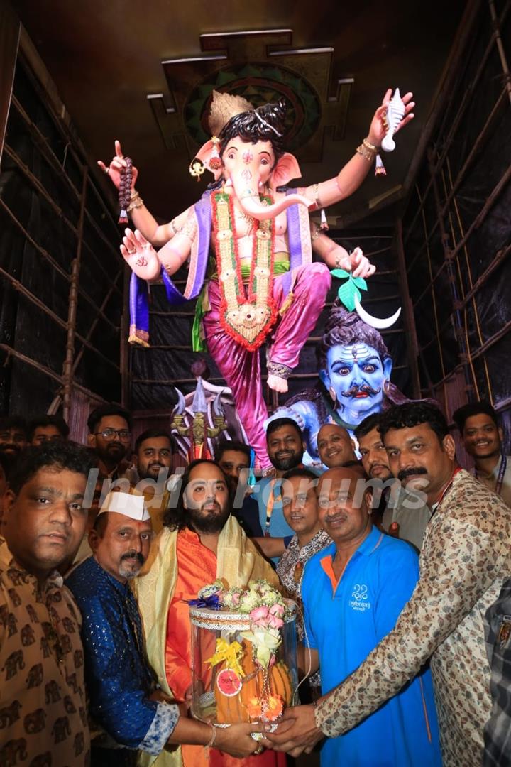 Anant Ambani snapped at Mumbai Cha Raja Ganesh Galli