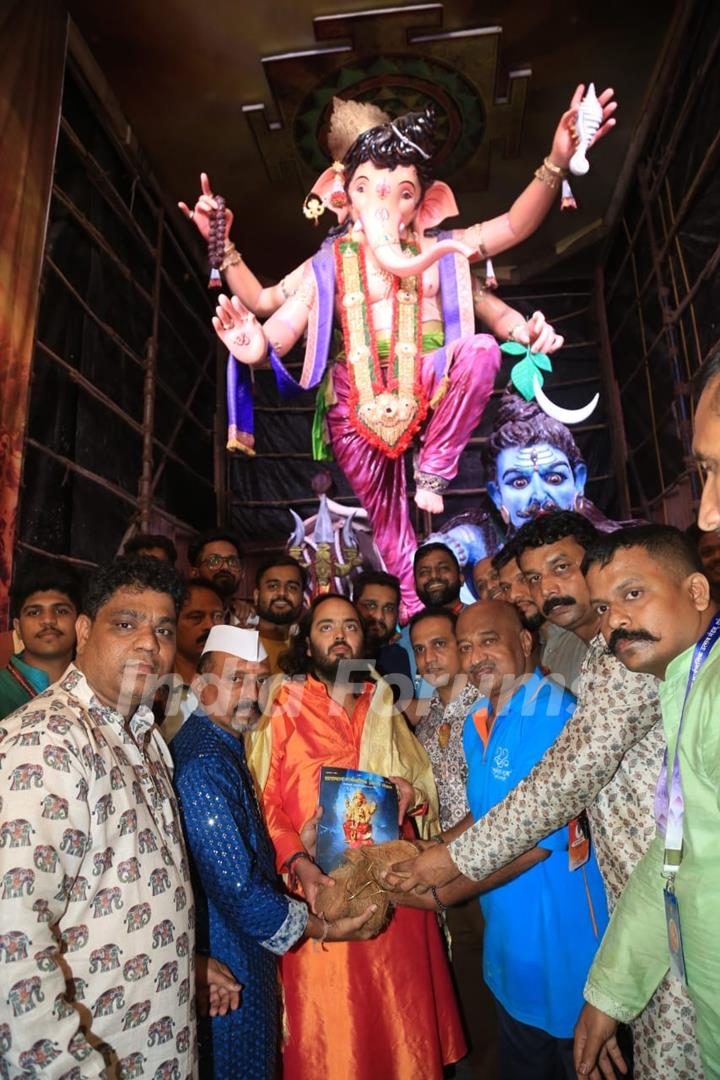 Anant Ambani snapped at Mumbai Cha Raja Ganesh Galli