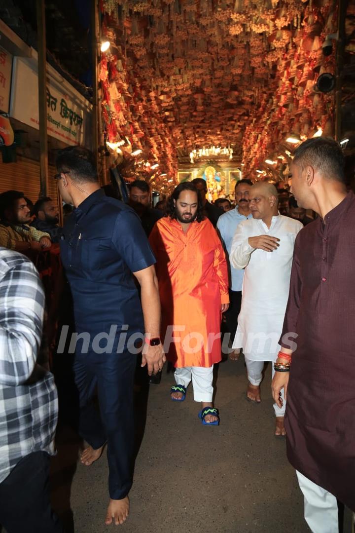 Anant Ambani snapped at Lalbaugcha Raja