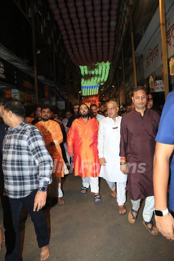 Anant Ambani snapped at Lalbaugcha Raja