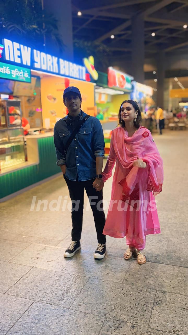 Aditi Rao Hydari and Siddharth snapped at the Mumbai airport 