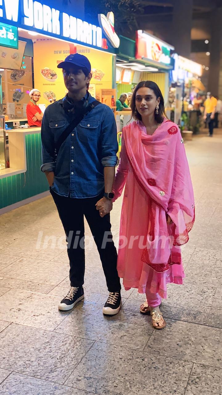 Aditi Rao Hydari and Siddharth snapped at the Mumbai airport 