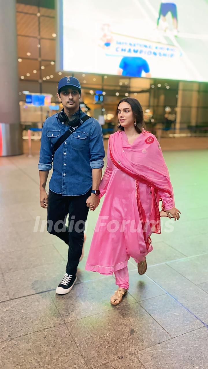 Aditi Rao Hydari and Siddharth snapped at the Mumbai airport 