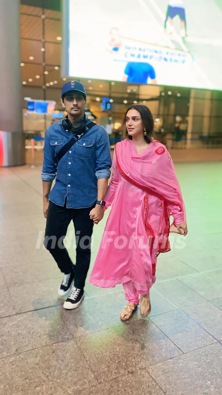 Aditi Rao Hydari and Siddharth snapped at the Mumbai airport 