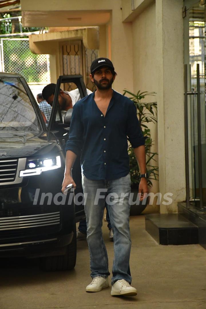 Kartik Aaryan snapped in the city