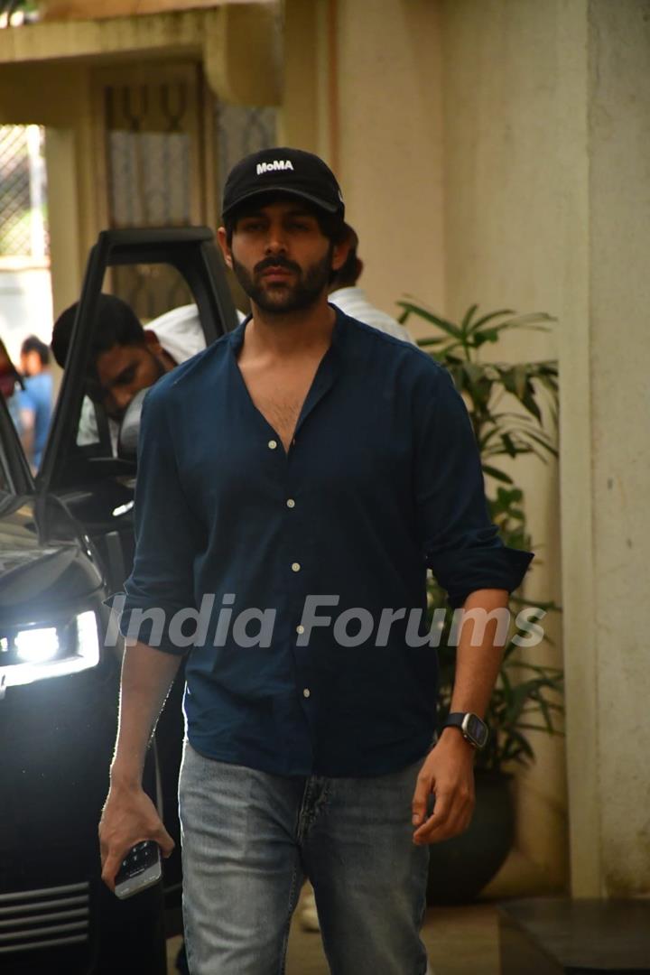 Kartik Aaryan snapped in the city