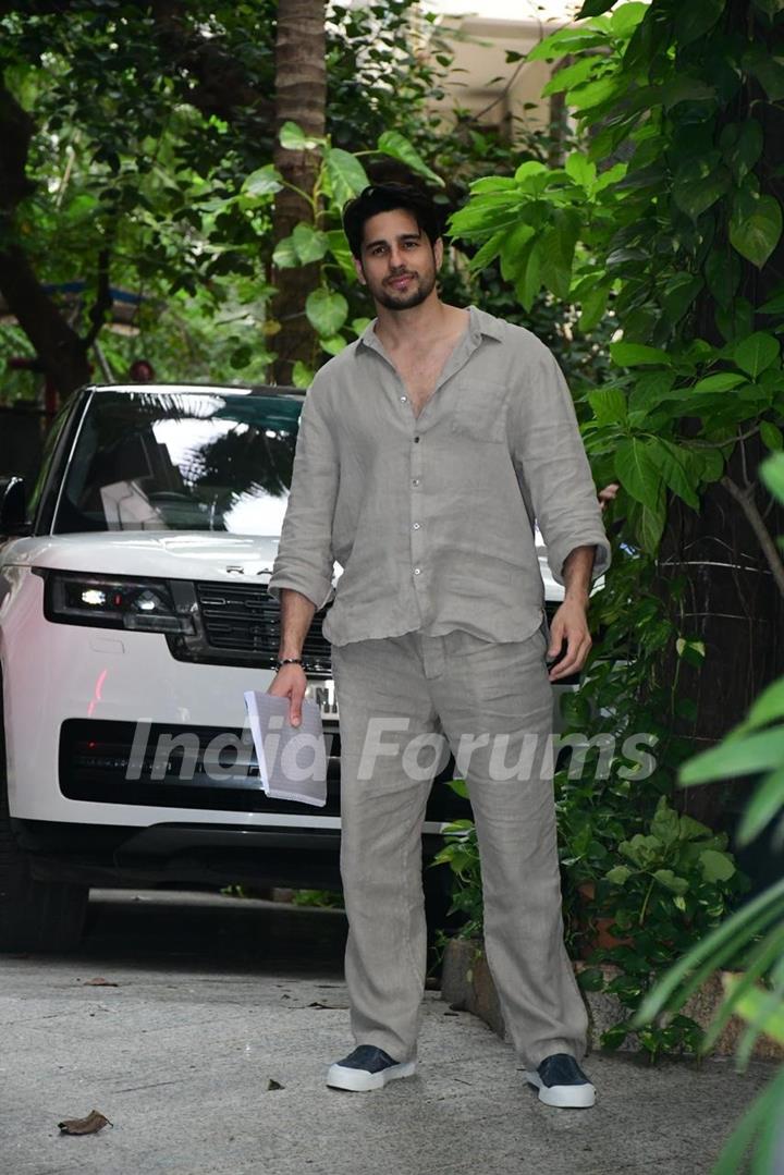 Sidharth Malhotra snapped in the city