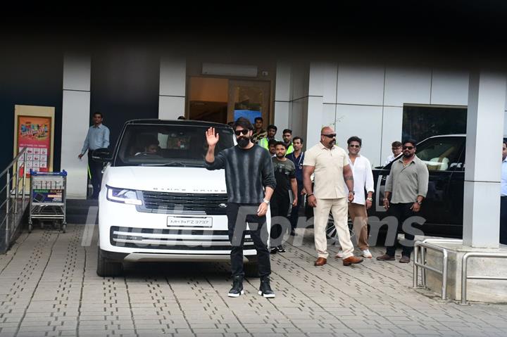 Yash snapped at the airport