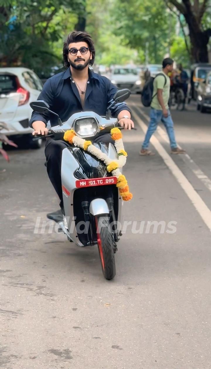 Arjun Kapoor's New EV Scooty BGauss RUV 350