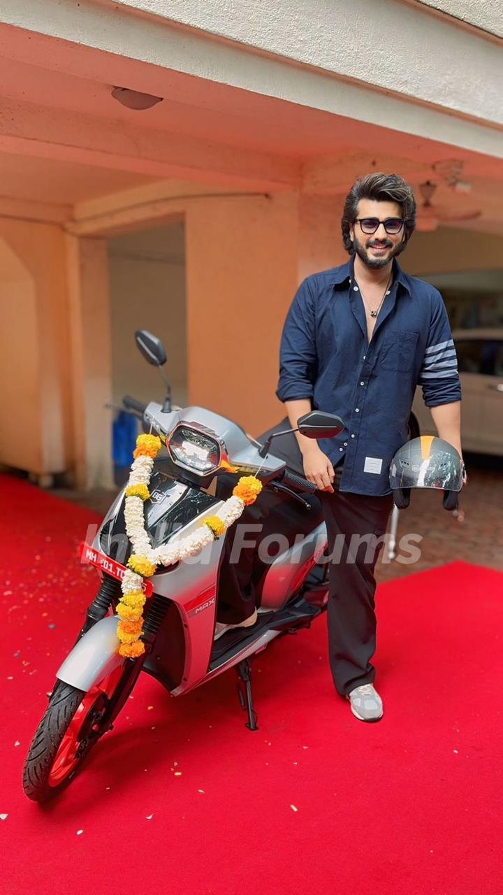 Arjun Kapoor's New EV Scooty BGauss RUV 350