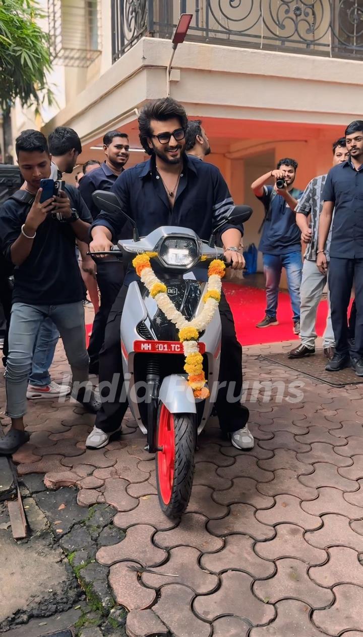 Arjun Kapoor's New EV Scooty BGauss RUV 350