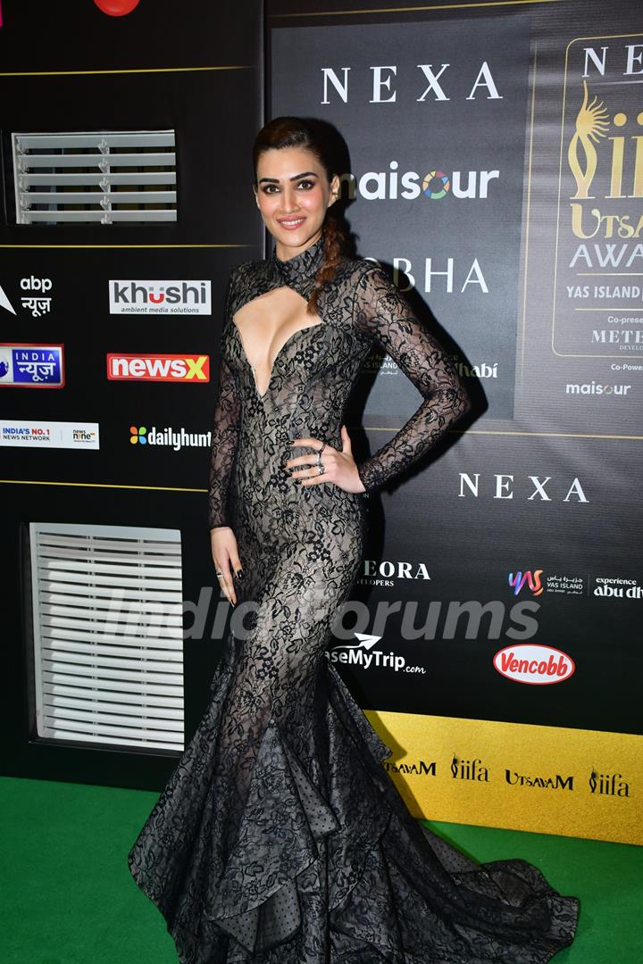 Kriti Sanon grace the green carpet of IIFA Utsavam Awards 2024