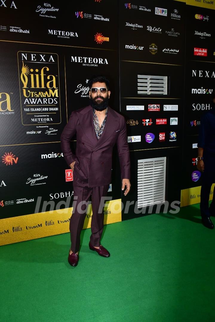 Chiyaan Vikram grace the green carpet of IIFA Utsavam Awards 2024