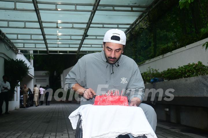 Ranbir Kapoor Celebrates His Birthday With Paparazzi