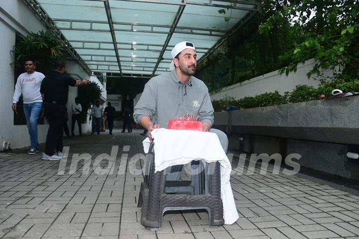 Ranbir Kapoor Celebrates His Birthday With Paparazzi