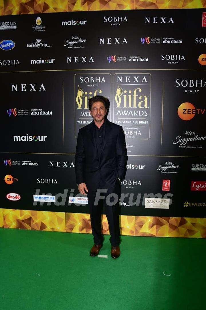 Shah Rukh Khan grace the green carpet of IIFA Awards 2024