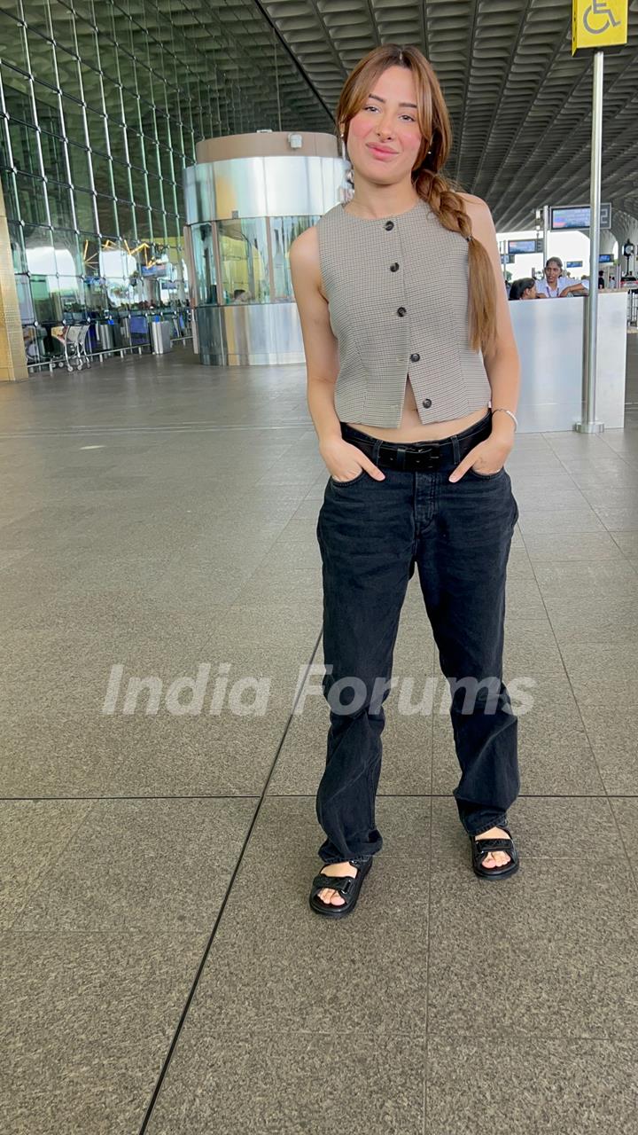 Mahira Sharma snapped at the airport