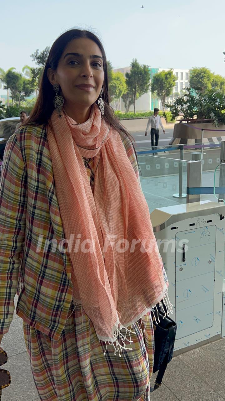 Sonam Kapoor snapped at the airport