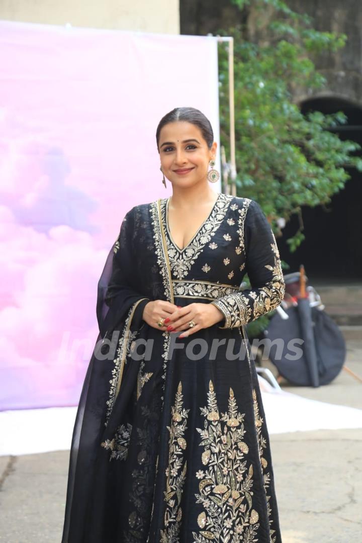 Vidya Balan snapped promoting their upcoming film ' Bhool Bhulaiyaa 3' on the sets of Sa Re Ga Ma Pa