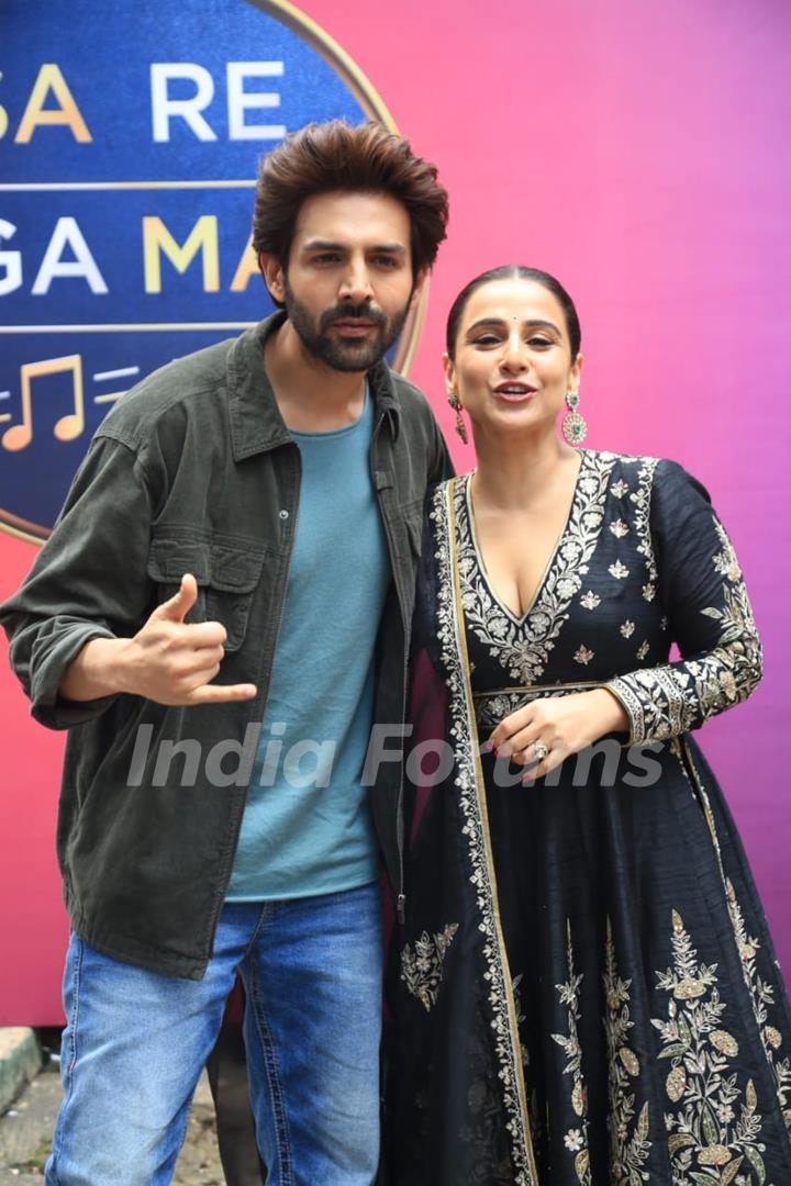 Vidya Balan and Kartik Aaryan snapped promoting their upcoming film ' Bhool Bhulaiyaa 3' on the sets of Sa Re Ga Ma Pa