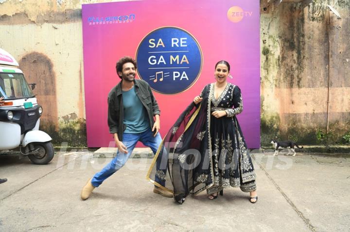 Vidya Balan and Kartik Aaryan snapped promoting their upcoming film ' Bhool Bhulaiyaa 3' on the sets of Sa Re Ga Ma Pa