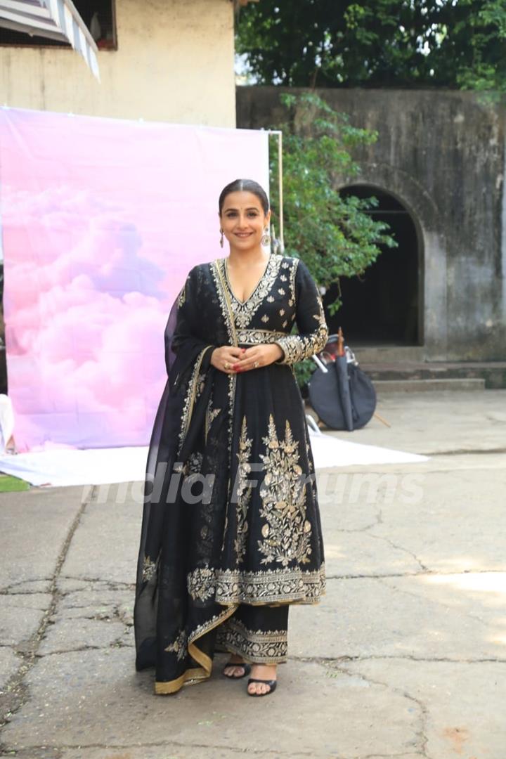 Vidya Balan snapped promoting their upcoming film ' Bhool Bhulaiyaa 3' on the sets of Sa Re Ga Ma Pa