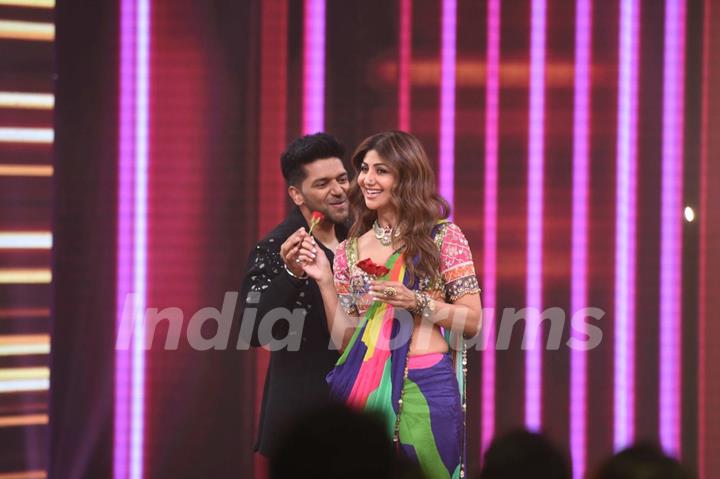 Shilpa Shetty and Guru Randhawa promoting their upcoming film 'Vicky Vidya Ka Woh Wala Video' on the sets of 'Sa Re Ga Ma Pa'