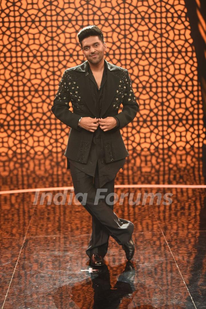 Guru Randhawa promoting their upcoming film 'Vicky Vidya Ka Woh Wala Video' on the sets of 'Sa Re Ga Ma Pa'