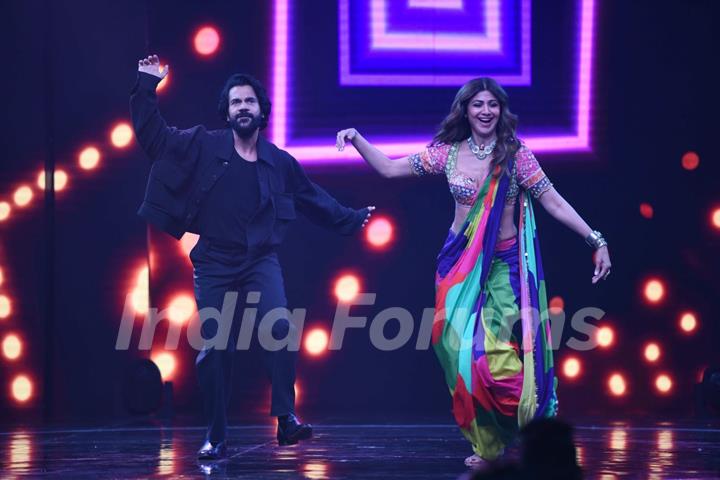 Shilpa Shetty and Rajkummar Rao promoting their upcoming film 'Vicky Vidya Ka Woh Wala Video' on the sets of 'Sa Re Ga Ma Pa'