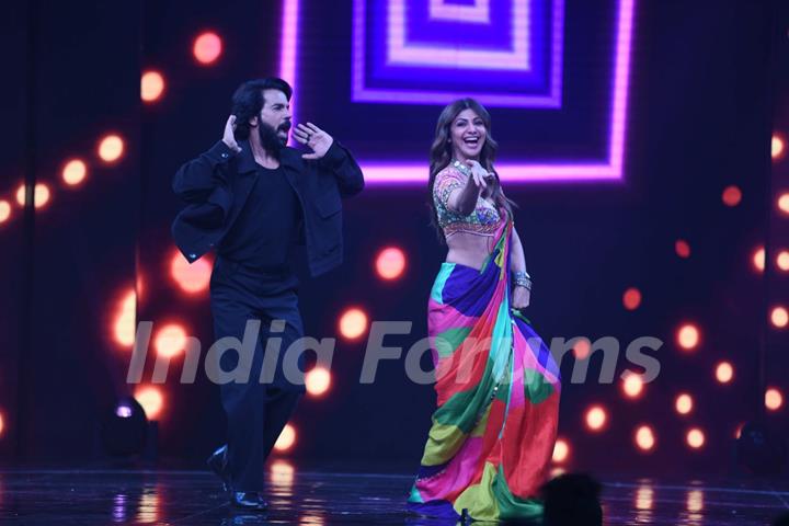 Shilpa Shetty and Rajkummar Rao promoting their upcoming film 'Vicky Vidya Ka Woh Wala Video' on the sets of 'Sa Re Ga Ma Pa'