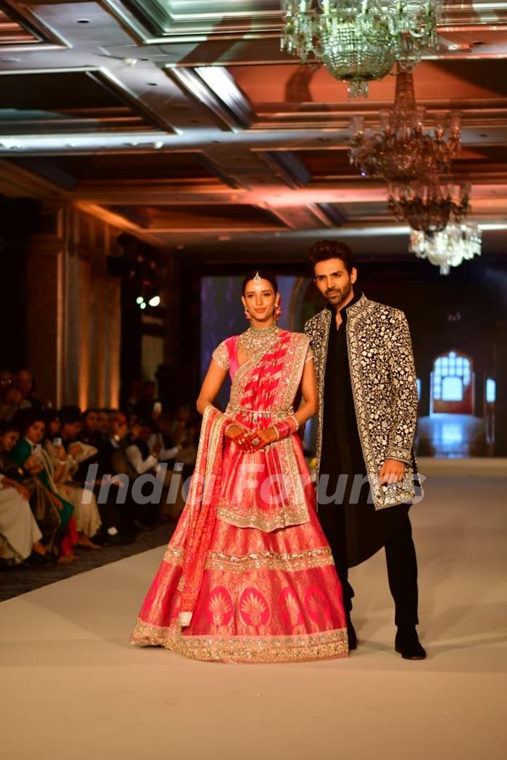 Kartik Aaryan and Triptii Dimri snapped at Manish Malhotra's fashion show